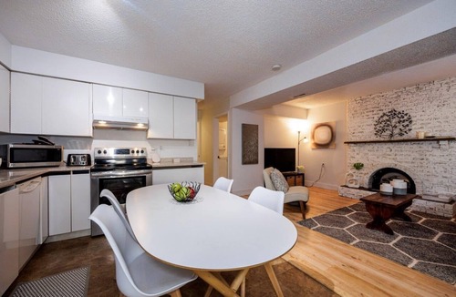 Deep Cove House | North Vancouver Family-Friendly Retreat | Huge Private Patio & Yard