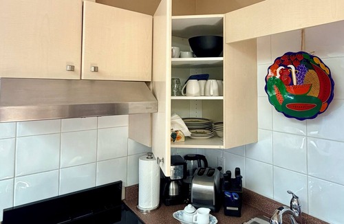 Lower Lonsdale Cottage | North Vancouver near waterfront Shipyards private 1 bedroom coach house , pet ?