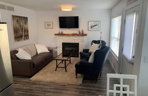 Central Okanagan Cottage | Now Booking 2026 LaCasa Oasis Whole House Retreat-Renovated (Fun In The Sun)!