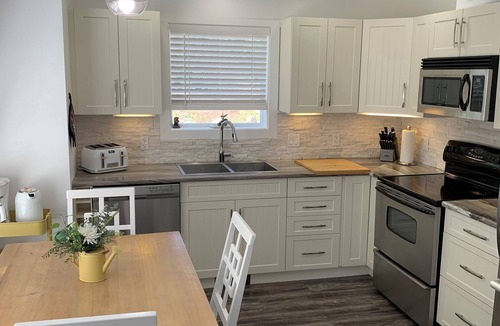 Central Okanagan Cottage | Now Booking 2026 LaCasa Oasis Whole House Retreat-Renovated (Fun In The Sun)!