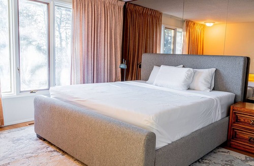 Calgary House | NW Calgary Luxury Retreat | 13 Wooded Acres | Near Airport, Banff & Kananaskis