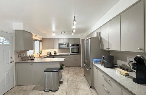 Oakridge House | Oakridge Garden Retreat - Spacious -Free Parking - Near Skytrain& YVR