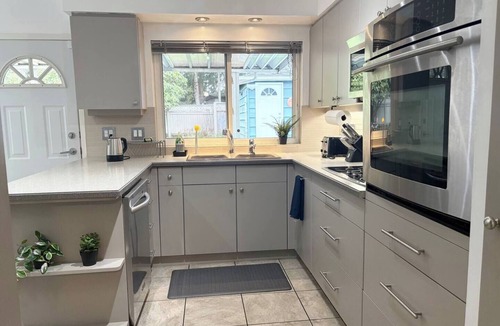 Oakridge House | Oakridge Retreat Spacious Home w/Garden Walk to SkyTrain