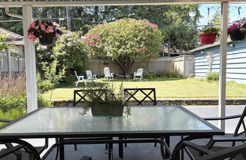 Oakridge House | Oakridge Retreat Spacious Home w/Garden Walk to SkyTrain
