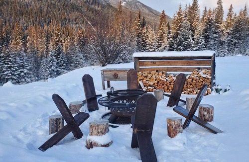 Rock Lake Cabin | Off-Grid Secluded Log Cabin. Explore Nature, Hiking, Wildlife & Stargazing Await