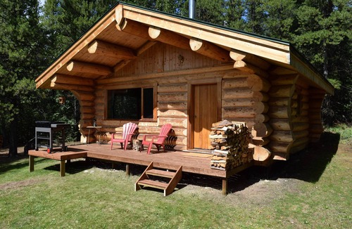 Rock Lake Cabin | Off-Grid Secluded Log Cabin. Explore Nature, Hiking, Wildlife & Stargazing Await