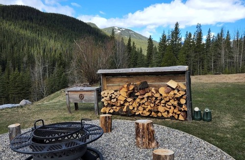 Rock Lake Cabin | Off-Grid Secluded Log Cabin. Explore Nature, Hiking, Wildlife & Stargazing Await