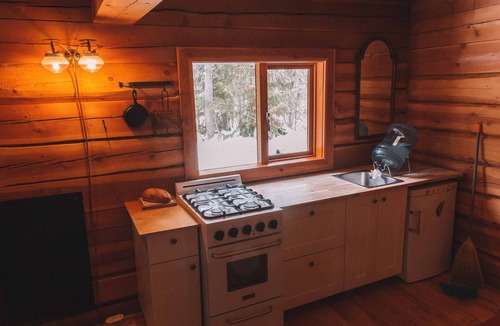 Salmon Arm Cabin | Off-Grid Cabin Near Salmon Arm Sauna & Nordic Skiing
