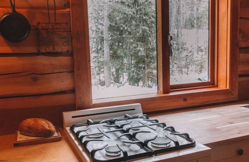 Salmon Arm Cabin | Off-Grid Cabin Near Salmon Arm Sauna & Nordic Skiing