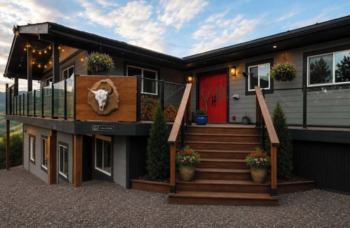 Vernon House | Okanagan Hideaway, Lake views & Outdoor Adventure, pet friendly and fun!