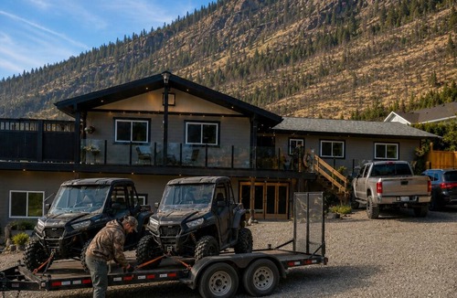 Vernon House | Okanagan Hideaway, Lake views & Outdoor Adventure, pet friendly and fun!