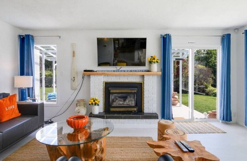 Westbank House | Okanagan Lakeview Lodge · Poolside Paradise w/ LakeView