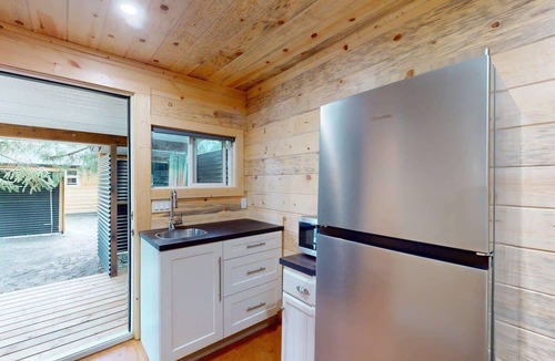 Christina Lake Apartment | Okanagan - Lazy Dayz - Ryder Cabin