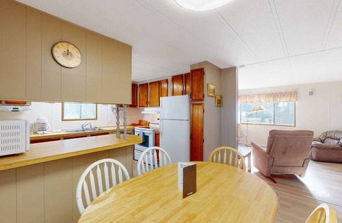 Christina Lake House | Okanagan - Lazy Dayz Cottage & Jewels Bunkie