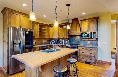 Snow Pine Estates House | Okanagan - Snowbanks 2