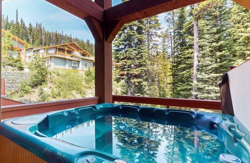 Snow Pine Estates House | Okanagan - Snowbanks 2