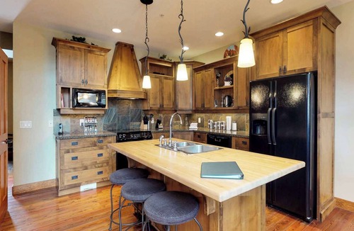 Snow Pine Estates House | Okanagan - Snowbanks 3