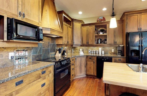 Snow Pine Estates House | Okanagan - Snowbanks 3
