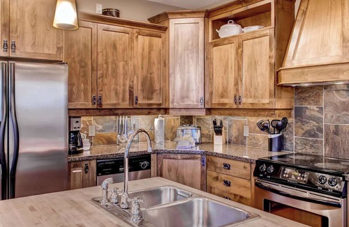 Snow Pine Estates House | Okanagan - Snowbanks 4