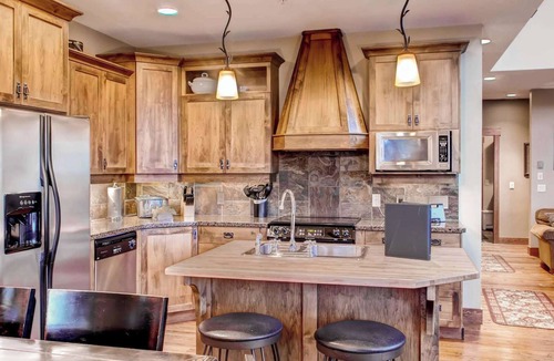 Snow Pine Estates House | Okanagan - Snowbanks 4