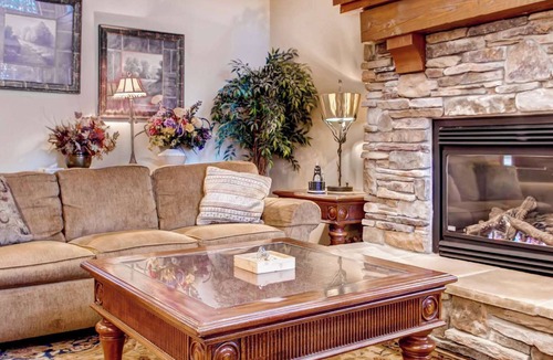 Snow Pine Estates House | Okanagan - Snowbanks 4