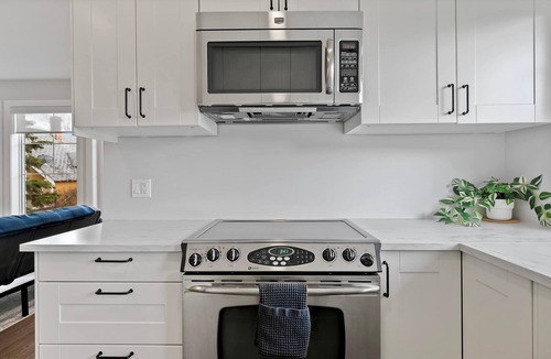 Okotoks Apartment | Olde Towne Loft + Walk to Shops + Wi-Fi + Studio
