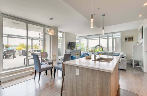 Harris Green Condo | One-of-a-kind Condo w/Private Terrace & Hot Tub