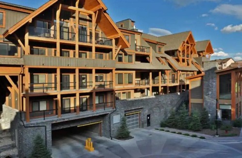 Cougar Creek Apartment | One Spacious Room with king bed & sofa bed.W/pool/tub