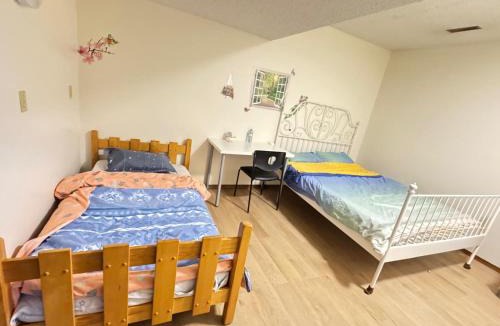 Northwest Calgary House | Only 7 km from YYC Sandstone Homestay