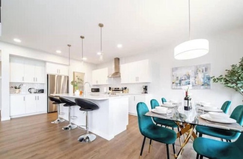 Southeast Edmonton House | Orchard Escape | Lake View | Sleeps 14 |Near Airpt