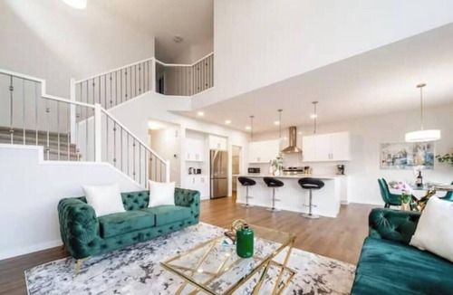 Southeast Edmonton House | Orchard Escape | Lake View | Sleeps 14 |Near Airpt