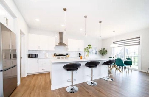 Southeast Edmonton House | Orchard Escape | Lake View | Sleeps 14 |Near Airpt