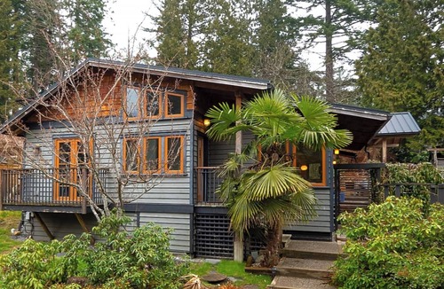 Bowen Island Apartment | Palm Retreat Suite in Snug Cove on Bowen Island