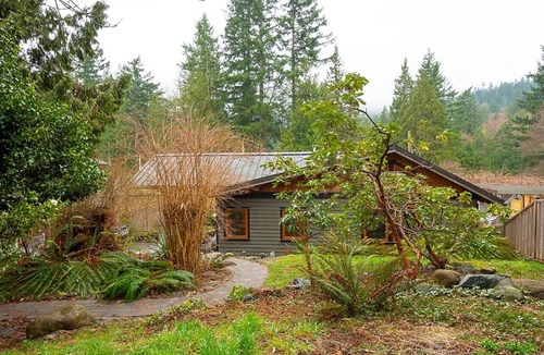 Bowen Island Apartment | Palm Retreat Suite in Snug Cove on Bowen Island