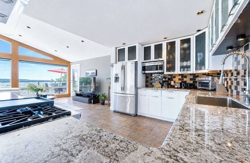 Newton House | Panorama Retreat | Ocean, Sunset, City Views