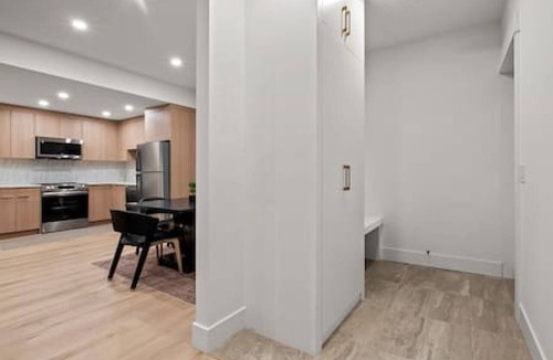 Banff Trail House | "Pavia" Suite, Private Entry, Short Walk to U of C