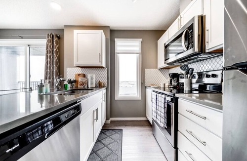 Southwest Edmonton Condo | Peaceful Oasis Condo 2BR AC Balcony KingBed