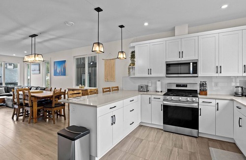 Sun Peaks House | Peaks West 53: Stylish and Modern 3BDRM Corner Townhome w/Private Hot Tub