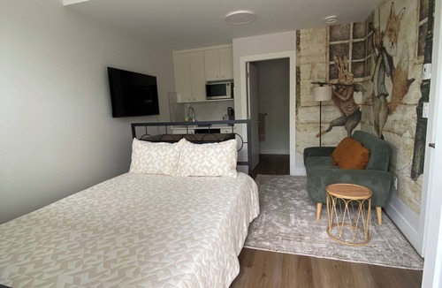 Vernon Apartment | Peek-Boo Cozy studio apartment in tranquil Vernon with AC