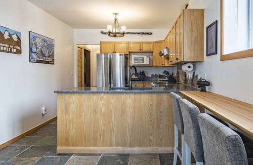 Silver Star Mountain Apartment | Perfect Family Suite, close to the village, bike storage, hot tub, pet friendly!