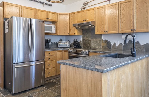 Silver Star Mountain Apartment | Perfect Family Suite, close to the village, bike storage, hot tub, pet friendly!