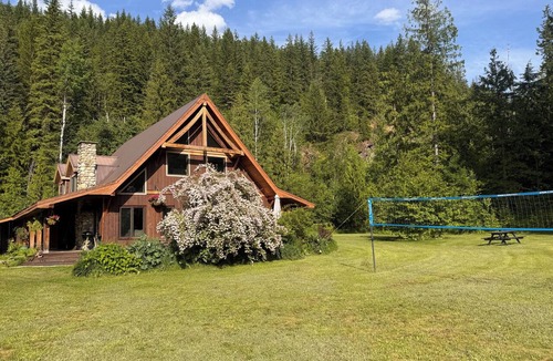 Revelstoke House | Perfect for small weddings. Ski Lodge on acreage close to RMR. Pet friendly!
