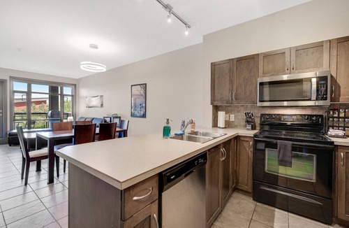 South Pandosy Apartment | Playa Del Sol Retreat 550 | Pool + Hot Tub |