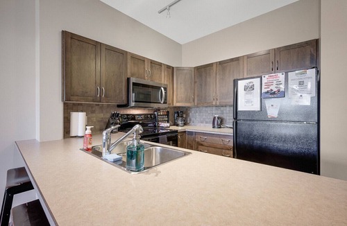 South Pandosy Apartment | Playa Del Sol Retreat 550 | Pool + Hot Tub |