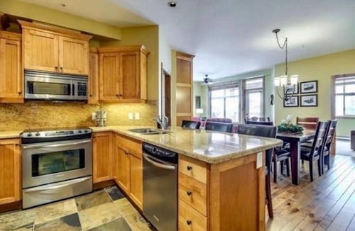 Big White Ski Resort Condo | Premier Ski-in/Ski-Out Condo at The Aspens - Big White Ski Resort H885185266