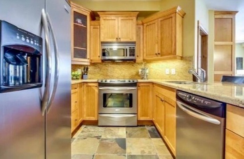 Big White Ski Resort Condo | Premier Ski-in/Ski-Out Condo at The Aspens - Big White Ski Resort H885185266