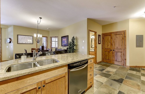 Big White Ski Resort Condo | Premier Ski-in/Ski-Out Condo at The Aspens - Big White Ski Resort H885185266