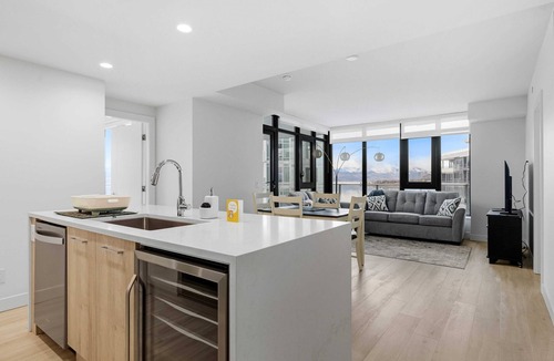 South Pandosy Apartment | Premiere Lakeshore Living with excellent amenities. Dog friendly