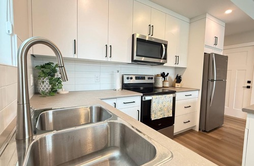 McKinley Apartment | Prestigious McKinley Beach – Walk to Azhadi Winery & Private Beach Access