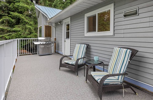 Regional District of Nanaimo House | Private 5-Bed Retreat with Hot Tub Near Qualicum Beach